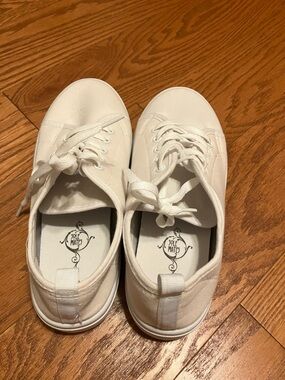 Brand new Sole Mate Men’s White Canvas Lace-Up Sneakers Size 9